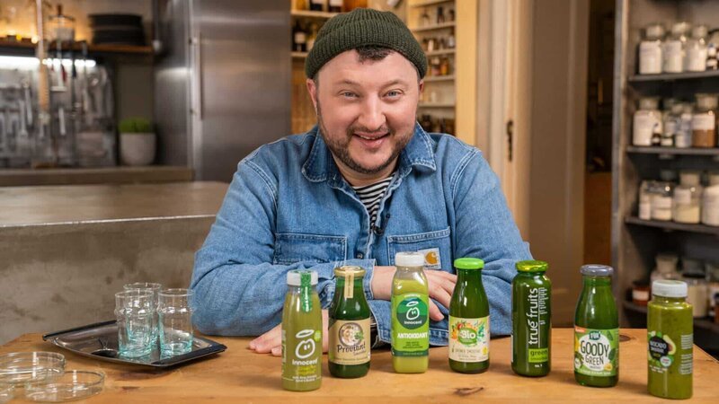 Wie gesund sind die grünen Supermarkt-Smoothies wirklich? Sebastian Lege schaut sie sich genauer an. – Bild: ZDF und Martin Nick./​Martin Nick