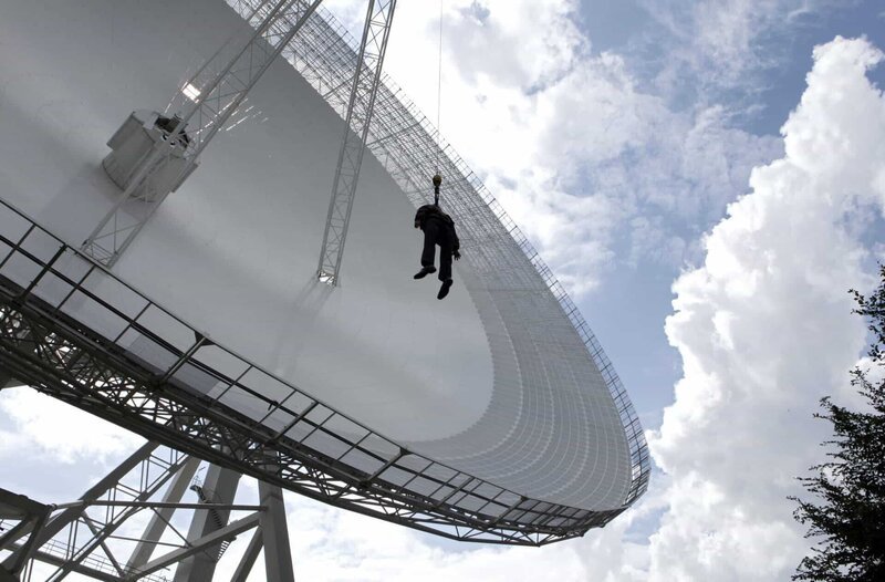 Mitten in der riesigen Schüssel des Radioteleskops Zwiebelfeld baumelt die Leiche des Hamburger Astrophysikers Baade. – Bild: SWR/​ARD/​Frank Dicks