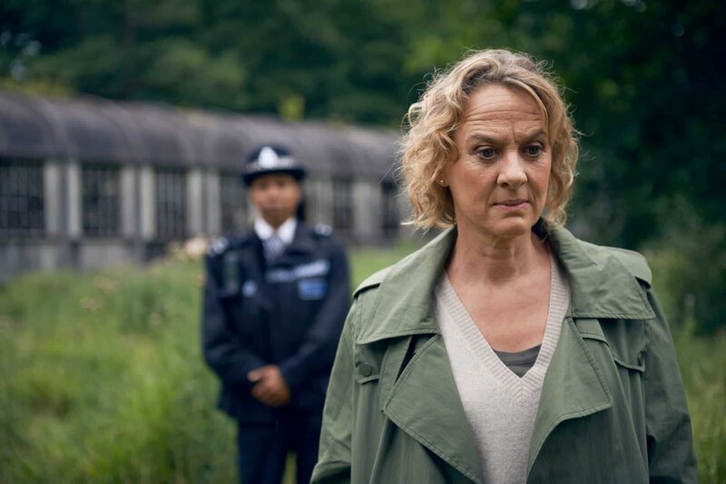 Sylvie Blake (Niamh Cusack) wird an ihre Grenzen gebracht. Sie muss mit dem Mörder ihres Sohnes an den Tatort des grausamen Verbrechens zurück kehren. – Bild: ZDF und HAL SHINNIE