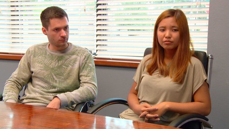 KYLE HUCKABEE and BAJAREE „NOON“ BOONMA listen to an immigration lawyer explain their green card options. – Bild: Discovery Communications
