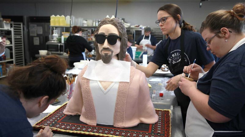 Sugar Bee Sweets owner, Heidi Allison, lead cake decorator, Ashley Moyer, and sugar artist, Meagan Mocek, paint the final details on „The Dude“ cake, as seen on Food Network’s Dallas Cakes, Season 1. – Bild: Food Network. /​ Scripps (Focus) /​ © 2018, Television Food Network, G.P. All Rights Reserved.