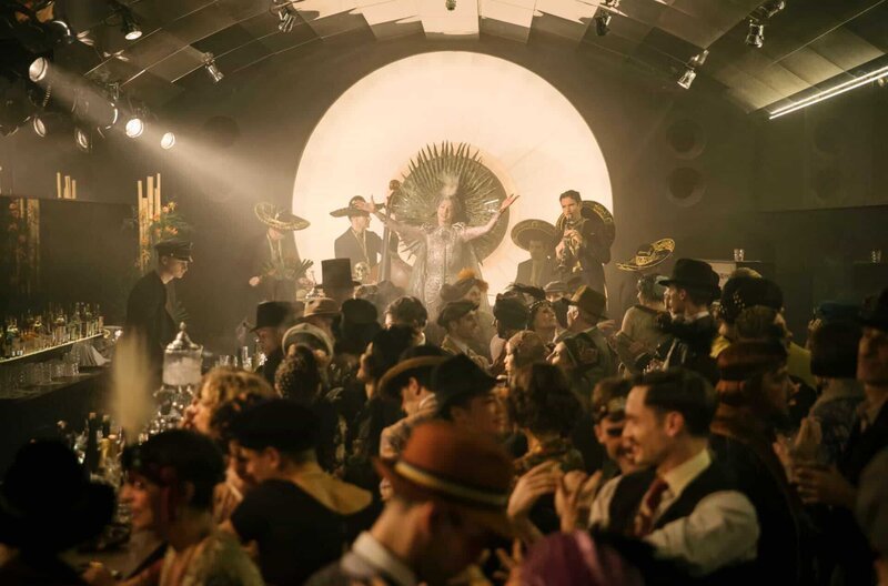 „Der Holländer“ ist ein verruchter Nachtclub. Homosexuelle und Transvestiten feiern hier, gut versteckt vor der Polizei. – Bild: Frédéric Batier/​X Filme Creative Pool/​ARD Degeto/​WDR/​Sky/​Beta Film 2019