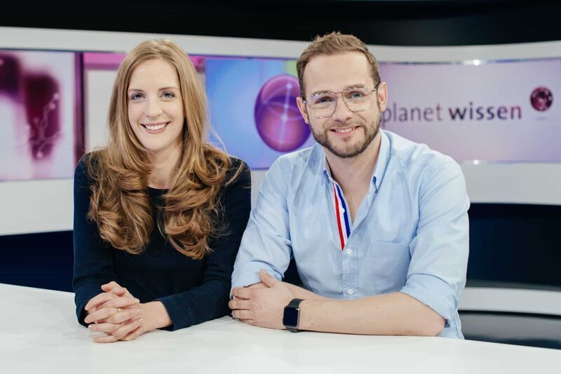 Die Moderatoren Carolin Matzko und Rainer Maria Jilg. – Bild: BR/​Julia Müller