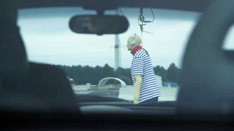 Wie schnell war ein Unfallauto wirklich? High-Tech-Spurensuche mit dem Biofidel-Dummy. Für eine Unfall-Rekonstruktion wird ein Biofidel-Dummy analog zu einem Fußgänger vor einem Auto in Position gebracht. Mit einer Unfall-Rekonstruktion lassen sich im Streitfall unter anderem die Geschwindigkeit verifizieren. Fallen die Schäden am Test-Auto kleiner als am realen Unfall-Auto aus, muss der Unfallwagen schneller gewesen sein. – Bild: ZDF und Olaf Bitterhoff./​Olaf Bitterhoff