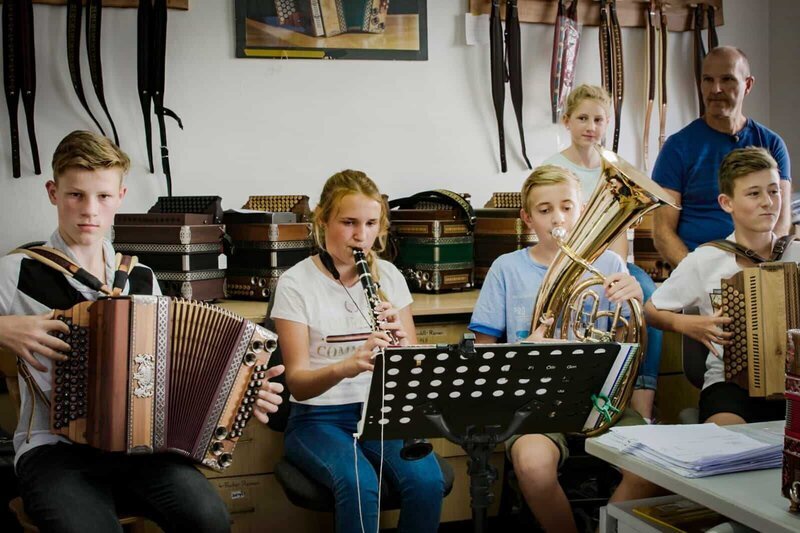 Zum Abschluss dieser Folge „Zeitlos – Schule des Lebens“, spielen die fünf Musikschüler gemeinsam ein Konzert – und probieren die selbstgebauten Instrumente gleich aus. – Bild: ServusTV /​ DEGNfilm