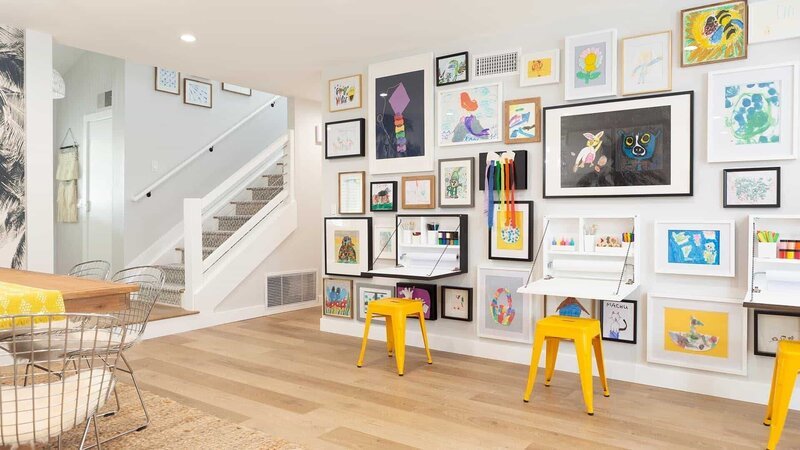 The Davis children have their own art gallery after renovation, as seen on HGTV’s Hidden Potential. – Bild: 2019, Discovery, Inc. All Rights Reserved.