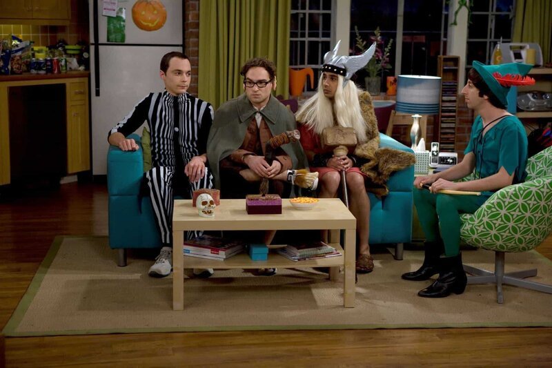 (l-r) Sheldon (Jim Parsons, ), Leonard (Johnny Galecki,), Raj (Kunal Nayyar), Howard (Simon Helberg) – Bild: Turner /​ WARNER BROS. TELEVISION