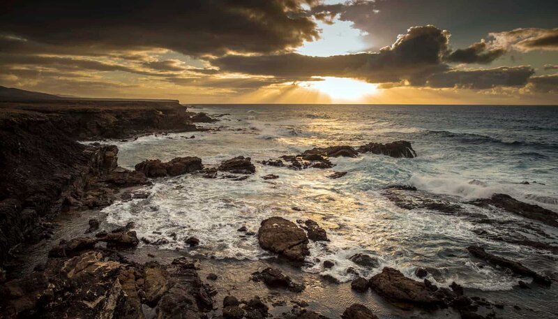 Die Tindaya Klippen im Nordwesten der Insel Fuerteventura. Für die Ureinwohner der Insel war Tindaya ein heiliger Ort, dem Zauberkräfte zugeschrieben wurden. Weitere Fotos erhalten Sie auf Anfrage. – Bild: phoenix/​NDR/​NDR Naturfilm/​doclights/​Science Vision/​Michael Schlamberger