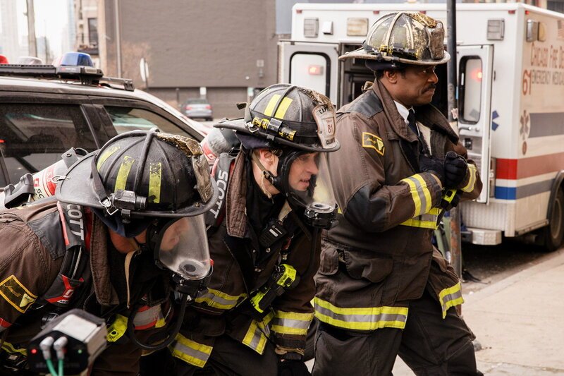 Chicago Fire Staffel 8 Folge 14 Jesse Spencer als Matthew Casey (M.), Eamonn Walker als Chief Wallace Boden SRF/​2019 NBC Universal – Bild: SRF2