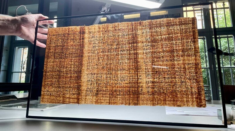 Heute wird das Original des Papyrus Ebers in einem Tresor der Universitätsbibliothek Leipzig aufbewahrt. – Bild: MDR/​Denis Kliewer