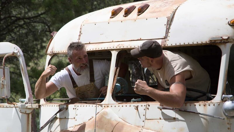 Jay and Mark hanging out the bus windows before the restoration. – Bild: Animal Planet /​ Discovery Communications
