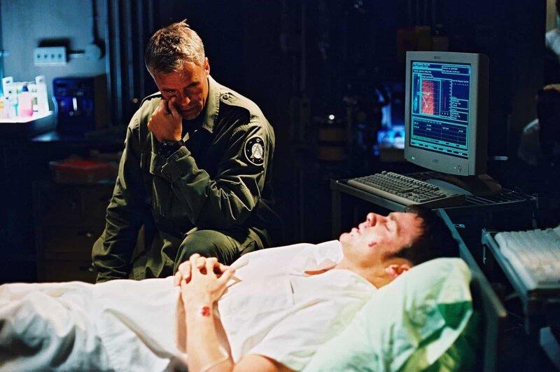 O’Neill (Richard Dean Anderson, l.) macht sich sorgen, dass Daniel (Michael Shanks, r.) nicht mehr gerettet werden kann … – Bild: AXN Sci-fi