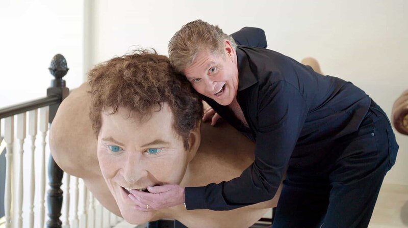 David Hasselhoff – für seine Fans ist er der Held ihrer Kindheit, der als Michael Knight mit seinem sprechenden Auto K.I.T.T. für Gerechtigkeit kämpft oder als Mitch in „Baywatch“ an der Seite der hübschesten Mädchen Menschen vor dem Ertrinken rettet. Doch auch als Sänger feiert er Erfolge. Sein Song „Looking for Freedom“ stürmt 1989 die Charts und wird zur Hymne des Mauerfalls. – David Hasselhoff & David Hasselhoff – Bild: rbb/spoonfilm David Hasselhoff – für seine Fans ist er der Held ihrer Kindheit, der als Michael Knight mit seinem sprechenden Auto K.I.T.T. für Gerechtigkeit kämpft oder als Mitch in „Baywatch“ an der Seite der hübschesten Mädchen Menschen vor dem Ertrinken rettet. Doch auch als Sänger feiert er Erfolge. Sein Song „Looking for Freedom“ stürmt 1989 die Charts und wird zur Hymne des Mauerfalls. – David Hasselhoff & David Hasselhoff – Bild: rbb/spoonfilm