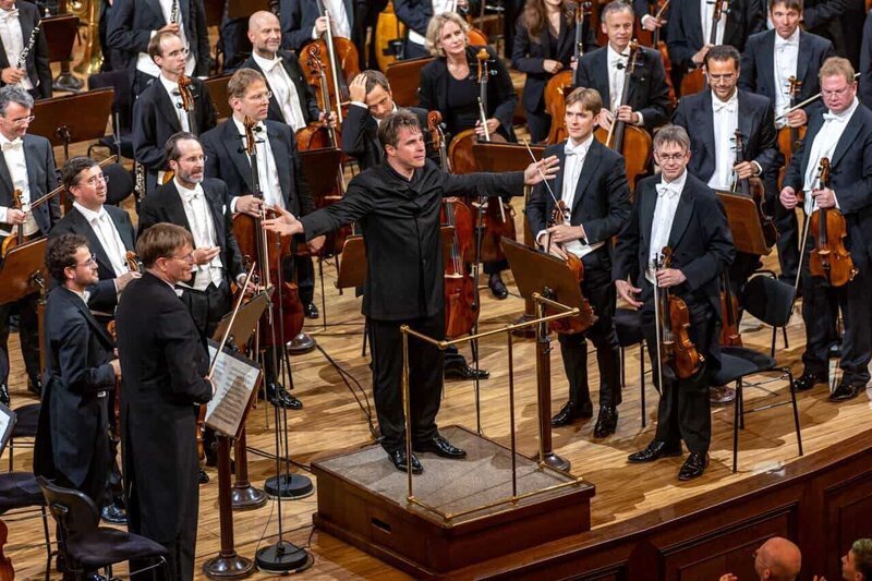 Dirigent Jakub Hruša mit den Wiener Philharmonikern. – Bild: ORF/​Česká televize/​© Petra Hajska