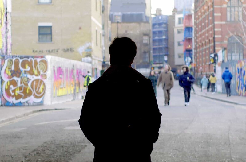 Streetart oder illegale Verschandelung von Gebäuden? Die Dokumentation „Banksy, das Bataclan und das traurige Mädchen“ setzt sich mit den Paradoxa der Streetart auseinander. – Bild: GA&A Productions /​ Streetart oder illegale Verschandelung von Gebäuden? Die Dokumentation „Banksy, das Bataclan und das traurige Mädchen“ setzt sich mit den Paradoxa der Streetart auseinander.