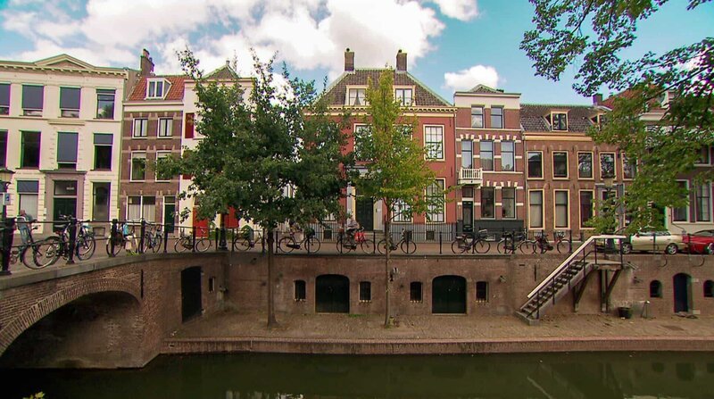 An der Nieuwegracht (neue Gracht) geht es deutlich ruhiger zu als an der alten Gracht. Hier gibt fast keinen Bootsverkehr und keine Lokale. Stattdessen schmucke Wohnungen in historischen Gemäuern. – Bild: ZDF und SR/​Barbara Hafner.