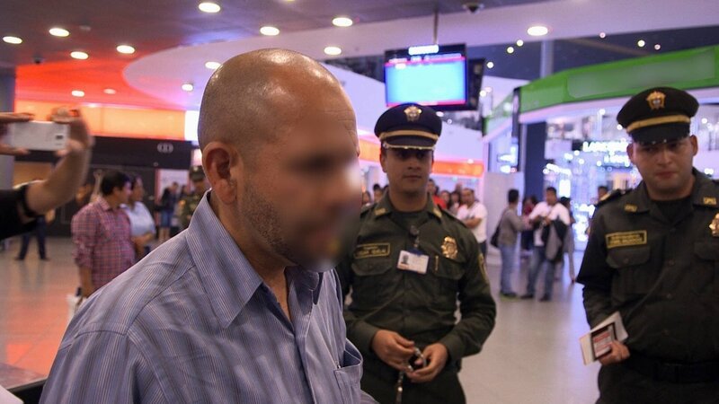 BOGOTA, COLOMBIA -A suspect at the airport. – Bild: National Geographic /​ Mario Lazcano