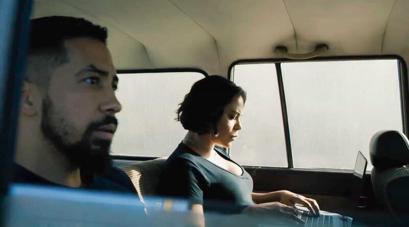 L-R: Ray Perry (Neil Brown Jr.) and Lisa Davis (Toni Trucks) – Bild: CBS /​ Paramount+ /​ ©2021 Paramount+ Inc. All Rights Reserved.