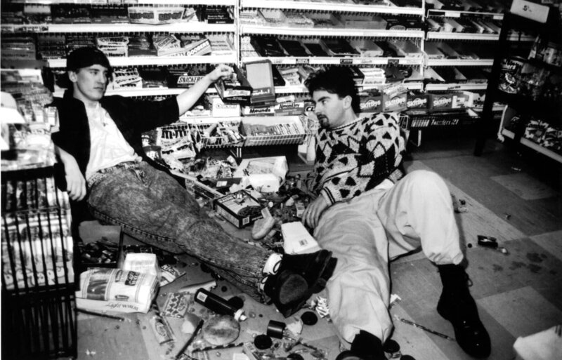 CIRCA 1994: Actors Jeff Anderson and Brian O’Halloran on set of the Miramax movie „Clerks“ , circa 1994. – Bild: National Geographic