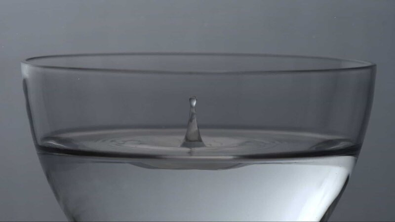 Zeitlupenaufnahme eines Wassertropfens. – Bild: GEO Television