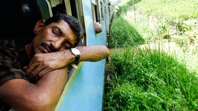 Die stundenlange Fahrt aus dem Hochland in die Hauptstadt Colombo nutzen viele Reisende für ein Schläfchen. – Bild: TVNOW / MedienKontor/ Vivien Vogel Die stundenlange Fahrt aus dem Hochland in die Hauptstadt Colombo nutzen viele Reisende für ein Schläfchen. – Bild: TVNOW / MedienKontor/ Vivien Vogel