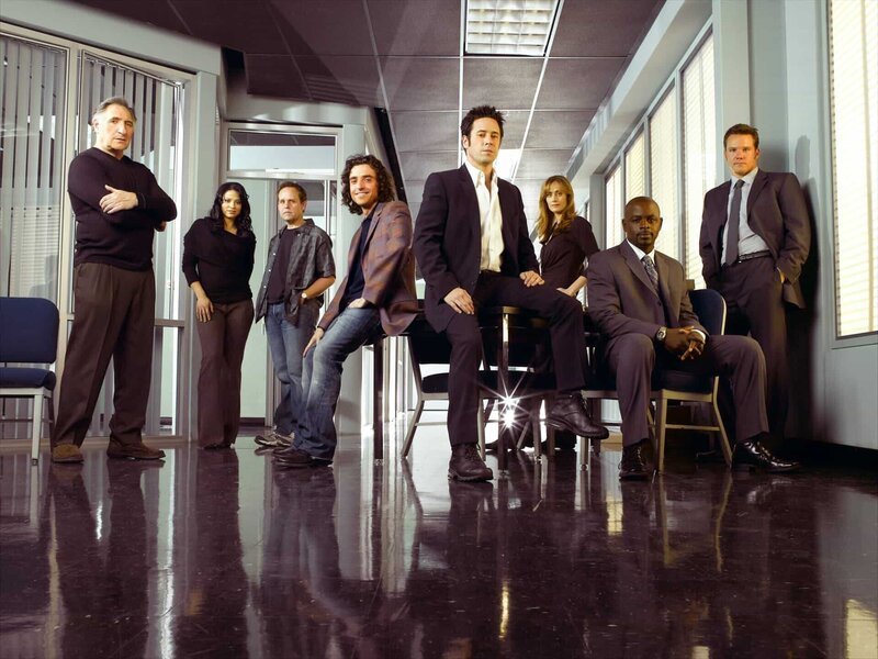 (3. Staffel) – Ein eingeschworenes Team: Don Eppes (Rob Morrow, 4.v.r.), Charlie Eppes (David Krumholtz, 4.v.l.), Alan Eppes (Judd Hirsch, l.), Dr. Larry Fleinhardt (Peter MacNicol, 3.v.l.), David Sinclair (Alimi Ballard, 2.v.r.), Colby Granger (Dylan Bruno, r.), Megan Reeves (Diane Farr, 3.v.r.) und Amita Ramanujan (Navi Rawat, 2.v.r.) … – Bild: Paramount Network Television Lizenzbild frei