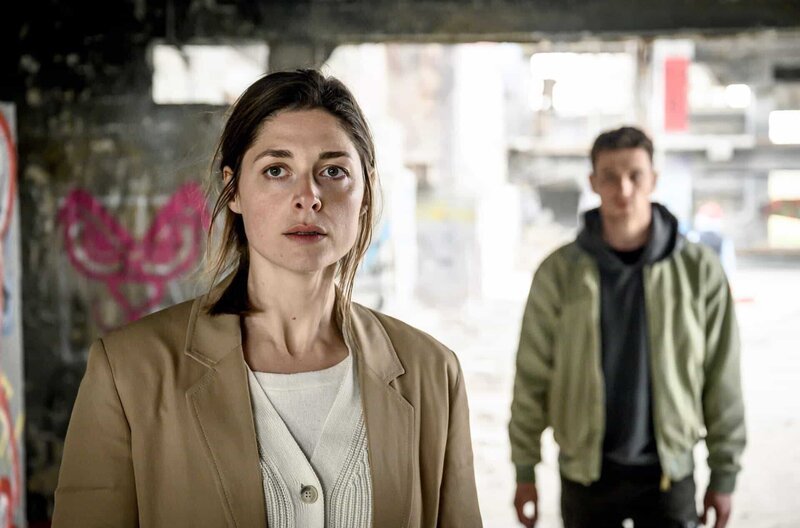 Tom (Artjom Gilz) kehrt zurück und konfrontiert Galina (Katharina Nesytowa) mit seinem Verdacht. – Bild: ZDF/Arte/Christoph Assmann / Tom (Artjom Gilz) kehrt zurück und konfrontiert Galina (Katharina Nesytowa) mit seinem Verdacht. Tom (Artjom Gilz) kehrt zurück und konfrontiert Galina (Katharina Nesytowa) mit seinem Verdacht. – Bild: ZDF/Arte/Christoph Assmann / Tom (Artjom Gilz) kehrt zurück und konfrontiert Galina (Katharina Nesytowa) mit seinem Verdacht.