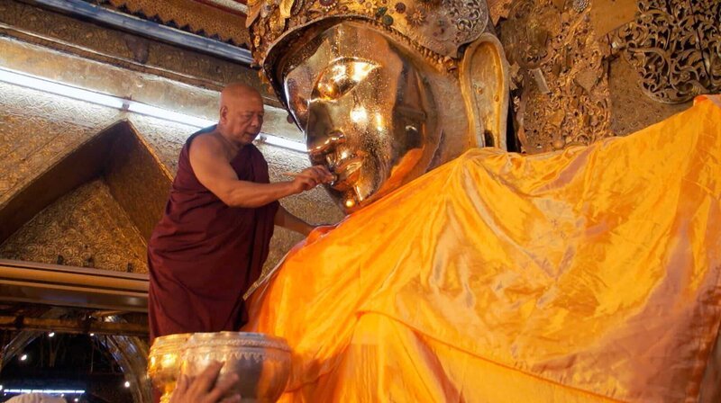 Jeden Morgen um 04:00 Uhr wäscht der Mönch Oak Kha Hta diese Jahrhunderte alte Buddha-Statue. – Bild: NDR