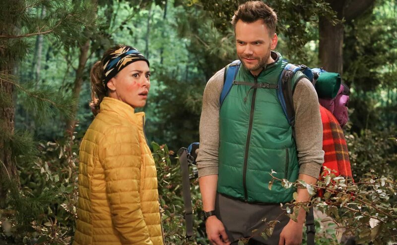Brooke (Susannah Fielding, l.); Jack Gordon (Joel McHale, r.) – Bild: 2016 CBS Broadcasting, Inc. All Rights Reserved. /​ Patrick McElhenney Lizenzbild frei