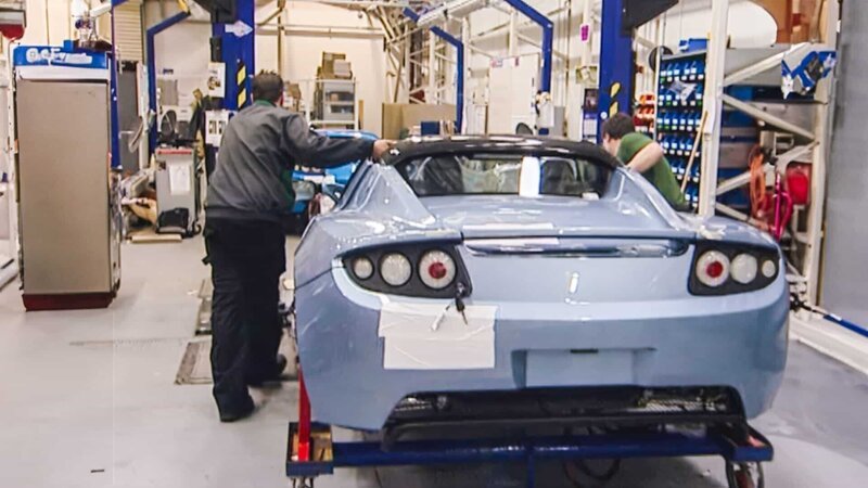 2003 investiert Elon Musk in das noch kleine Elektroauto-Startup Tesla. – Bild: ZDF und 72 Films.