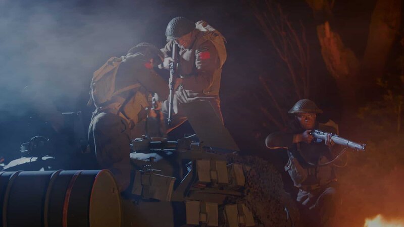 REENACTMENT – Mitglieder der Seaforth erledigen eine deutsche Panzerbesatzung. (Holdout II Productions Inc.) – Bild: Holdout II Productions Inc. /​ Holdout II Productions Inc.