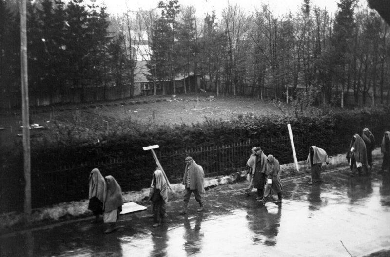 Häftlinge des Konzentrationslagers Dachau auf dem Todesmarsch durch Starnberg (Bayern). Die Beweise für die in den Lagern begangenen unmenschlichen Verbrechen sollten vernichtet werden. – Bild: AKG Images/​Benno Gantner