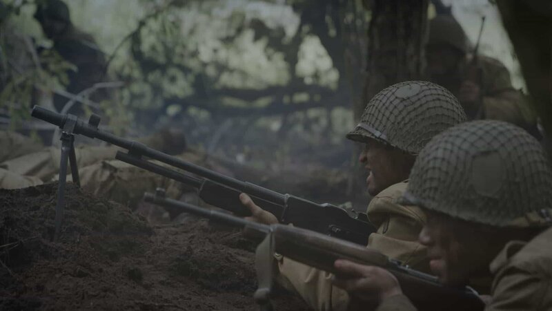 REENACTMENT – Private Barney Hajiro und andere Soldaten der 442nd Regimental Combat Unit beschießen die feindliche Stellung. (Holdout II Productions Inc.) – Bild: Holdout II Productions Inc. /​ Holdout II Productions Inc.