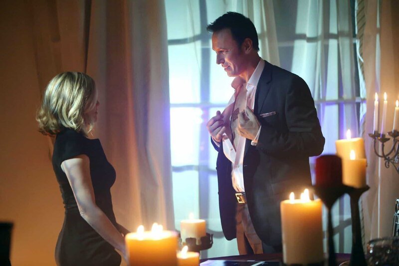 Julie Finlay (Elisabeth Shue) versucht herauszufinden, welche Rolle Gary Korlov (Steve Valentine) in der Kannibalismus-Fetisch-Szene Las Vegas’ spielt. – Bild: RTL /​ CBS