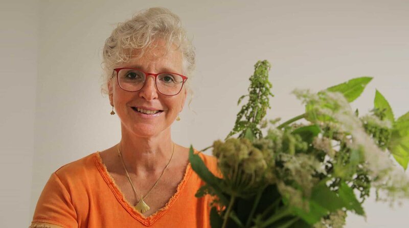 Uli Hergert aus Burghaun mit essbaren Wildpflanzen – Bild: HR
