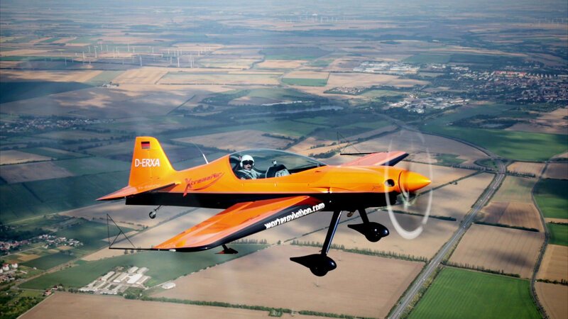 Nur 230 Meter Strecke benötigt die XA42, um erfolgreich abzuheben. Mit dem Sportflugzeug lassen sich die extremsten Stunts durchführen, denn dieses Modell des deutschen Herstellers XtremeAir wurde speziell für Kunstflüge konzipiert. – Bild: BILD
