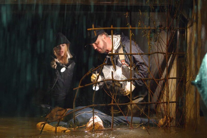 Catherine (Marg Helgenberger) und Grissom (William Petersen) untersuchen eine Leiche, die in einem Abwasserkanal gefunden wurde. – Bild: VOX