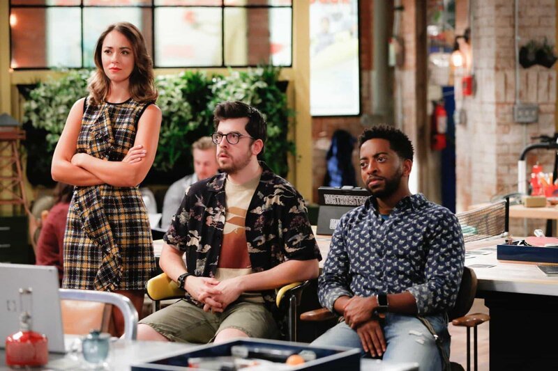 (v.l.n.r.) Brooke (Susannah Fielding); Clark (Christopher Mintz-Plasse); Mason (Shaun J. Brown) – Bild: 2016 CBS Broadcasting, Inc. All Rights Reserved. /​ Cliff Lipson Lizenzbild frei