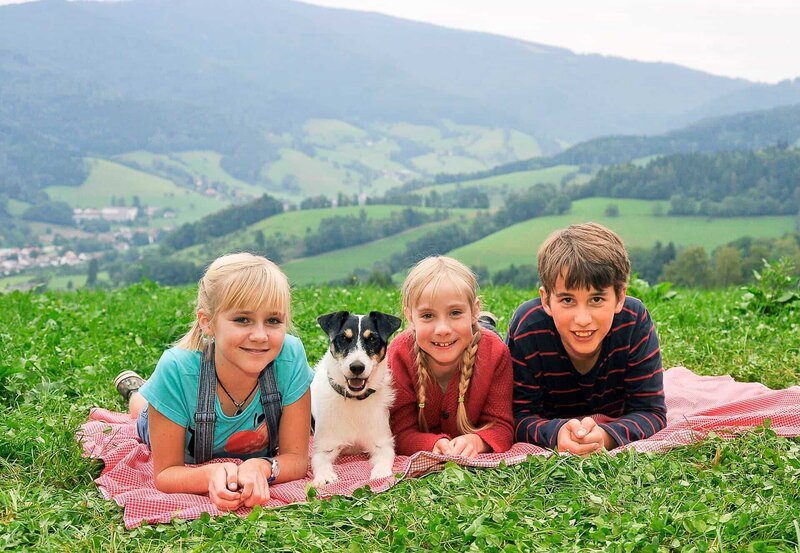 v.li.: Nelly Spieker (Jule-Marleen Schuck), Hund Cookie, Paulina Kulka (Tabea Hug) und Pawel Kulka (Moritz Knapp). – Bild: SWR/​Peter Hollenbach /​ SWR-Pressestelle/​Fotoredaktion