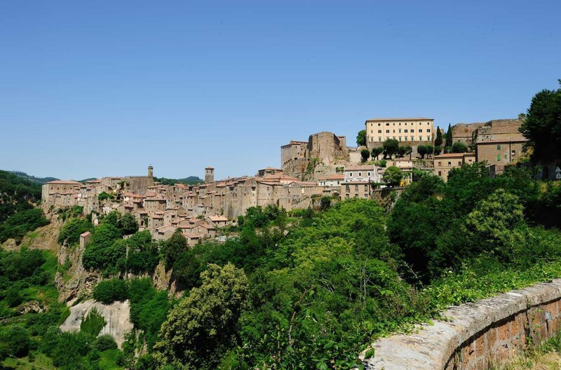 Blick auf Sorano in der Provinz Grosseto. – Bild: ZDF und HR/​Fotothek ENIT.