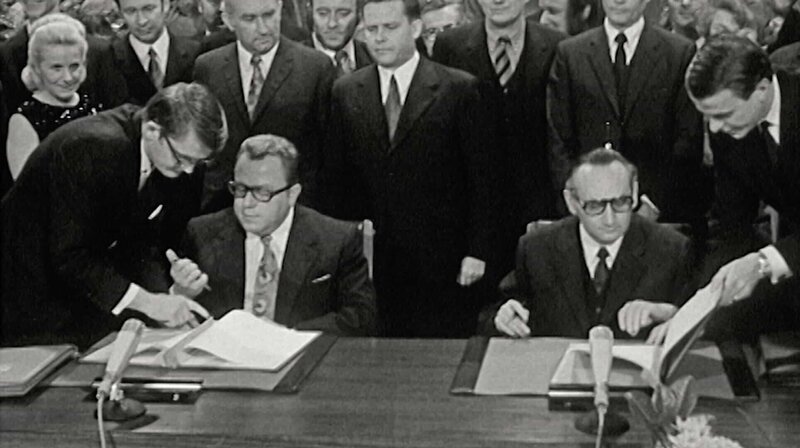 18. Dezember 1971 in Bonn: Die Staatssekretäre Michael Kohl (DDR) und Egon Bahr (BRD) unterzeichnen das Transitabkommen. Es brachte deutliche Erleichterungen für jeden Transitreisenden zwischen West Berlin und der BRD. – Bild: NDR/​jumpmedientv GmbH/​Bundesfilmarchiv