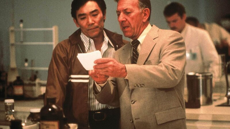 Dr. Quincy (Jack Klugman) und Sam (Robert Ito) – Bild: TVNOW