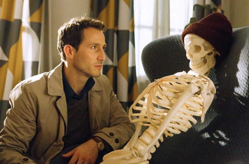 Mark (David Rott) will Judith die Wahrheit erzählen, aber auf ihrem Stuhl sitzt ein Skelett. – Bild: WDR/​Kai Schulz