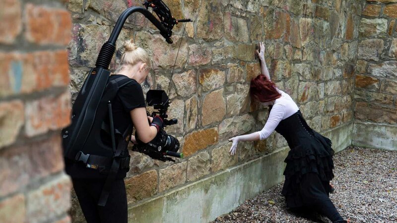 Dreh am Mausoleum Graf Carl von Alten in Hemmingen mit der Butoh-Tänzerin Maren Konn. – Bild: MDR/​Nico Weiser