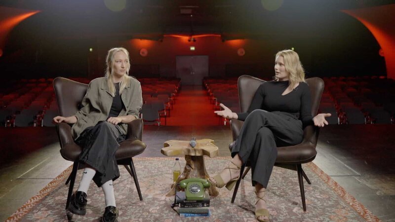 Leonie Bartsch (l.) und Linn Schütze (r.) moderieren einen der populärsten True-Crime-Podcasts Deutschlands: „Mord auf Ex“. – Bild: ZDF und Matthias Knebl. Leonie Bartsch (l.) und Linn Schütze (r.) moderieren einen der populärsten True-Crime-Podcasts Deutschlands: „Mord auf Ex“. – Bild: ZDF und Matthias Knebl.