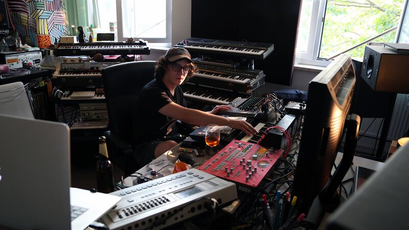Nicolas Meyer macht Elektromusik. In einem zu Musikstudios und Proberäumen umfunktionierten Plattenbau findet der 27-Jährige ideale Arbeitsbedingungen und Austausch mit anderen Künstlern. – Bild: BILD