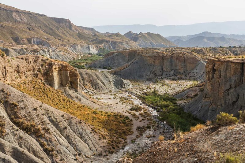 Dass Andalusien die trockenste Region Europas ist, ist an der Wüste von Tabernas sichtbar: Lavaklippen werfen kantige Schatten, hohe Dünen stehen als silbrig schimmernde Sandberge vor dem Horizont. – Bild: ZDF und arte