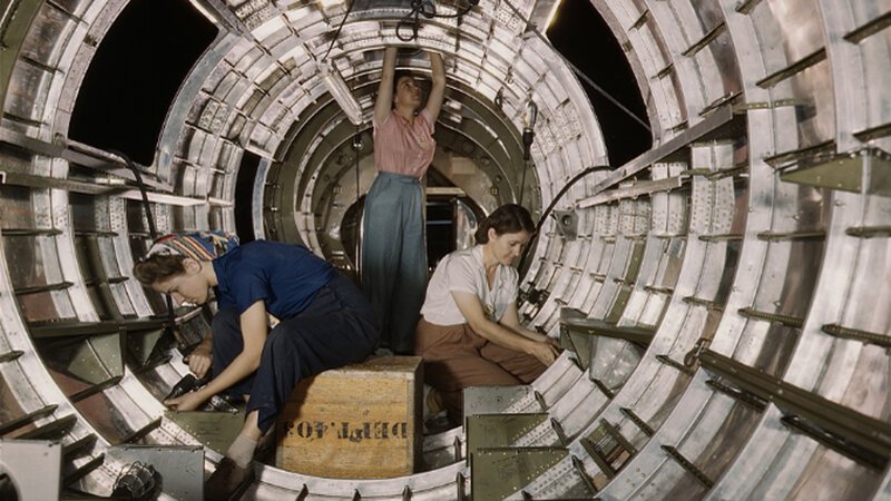 Die USA im Krieg: Arbeiterinnen installieren Bauteile und Gerätschaften im Rumpf eines B-17F-Bombers. – Bild: BILD