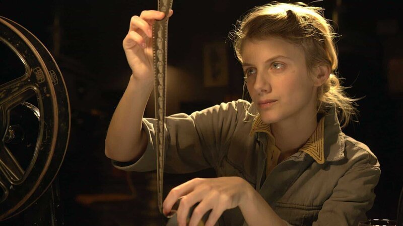 Shosanna Dreyfus (Mélanie Laurent) flieht nach Paris, wo sie sich als Kinobesitzerin eine neue Identität und Existenz aufbaut – Bild: 2009 Universal Studios 2009 Universal Studios