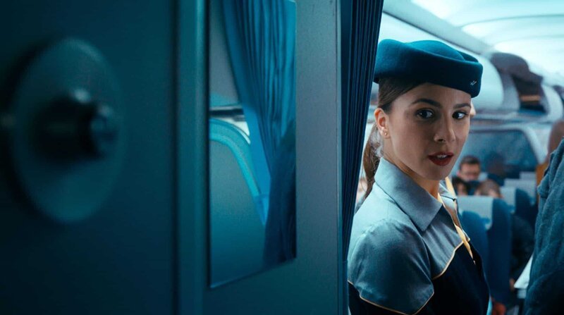 Flugbegleiterin Gökçe (Aylin Tezel) ist die Lebensgefährtin des Kopiloten. – Bild: ZDF und SWR. Flugbegleiterin Gökçe (Aylin Tezel) ist die Lebensgefährtin des Kopiloten. – Bild: ZDF und SWR.
